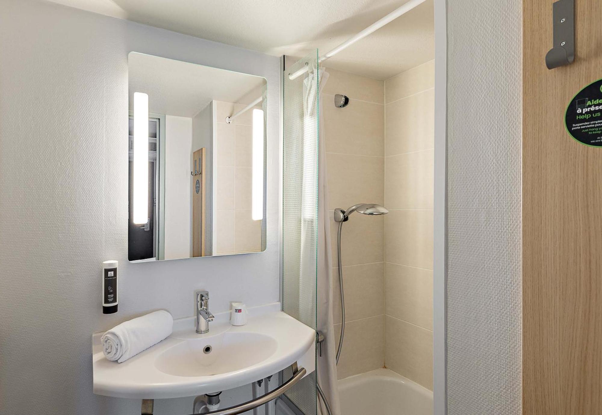 B&B Hotel Rouen Parc Des Expos Zenith Le Grand-Quevilly Buitenkant foto