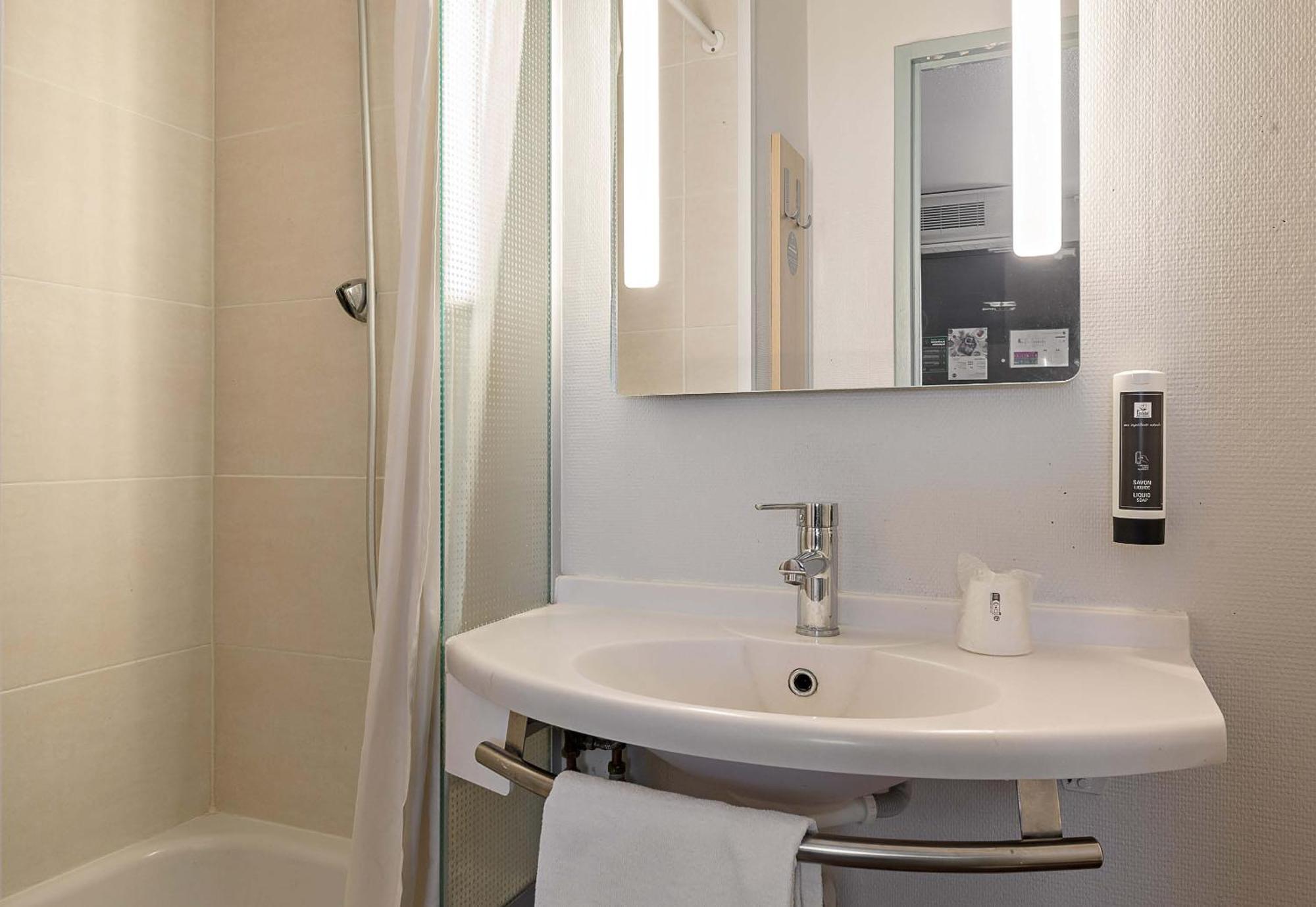 B&B Hotel Rouen Parc Des Expos Zenith Le Grand-Quevilly Buitenkant foto